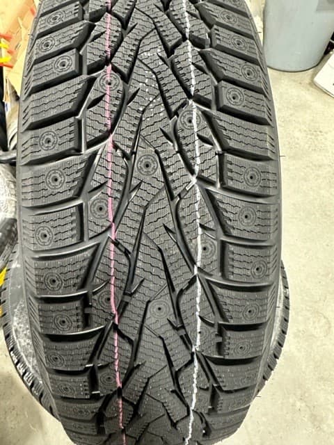 ARIVO Ice Claw ARW8: 235/65R16C 121/119R - Image 1